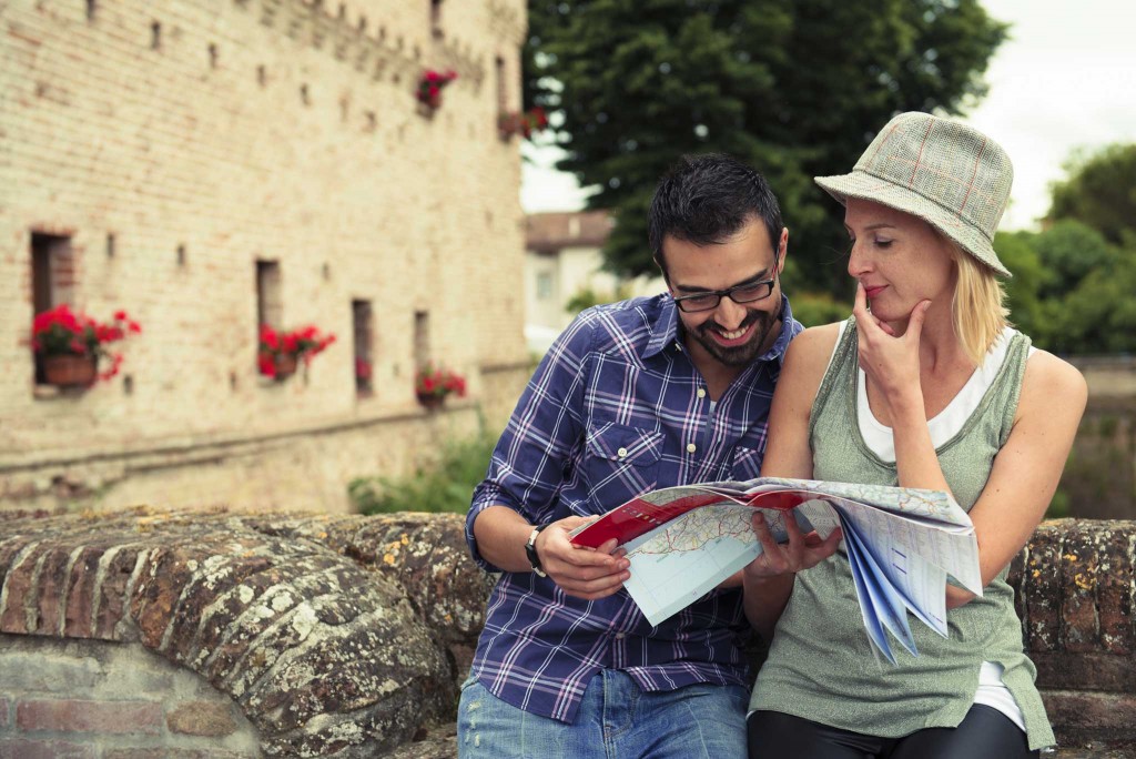 couple-looking-at-map